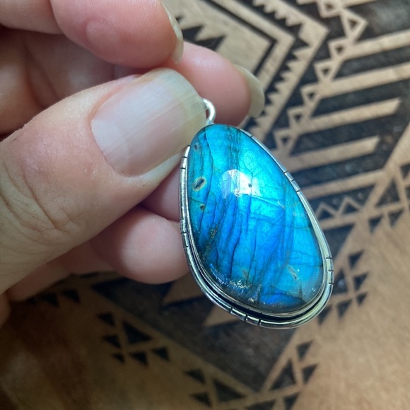 925 Sterling Silver Labradorite Pendant - Picture 9 of 10